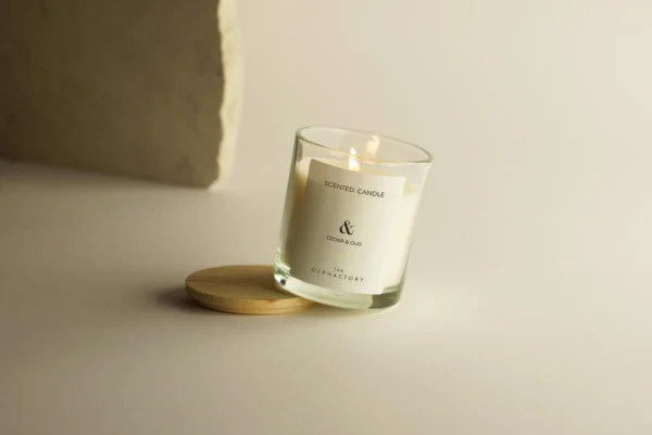 Bougie artisanale en verre parfumée au cèdre et oud, avec un couvercle en bois, idéale pour un cadeau ou pour créer une ambiance chaleureuse