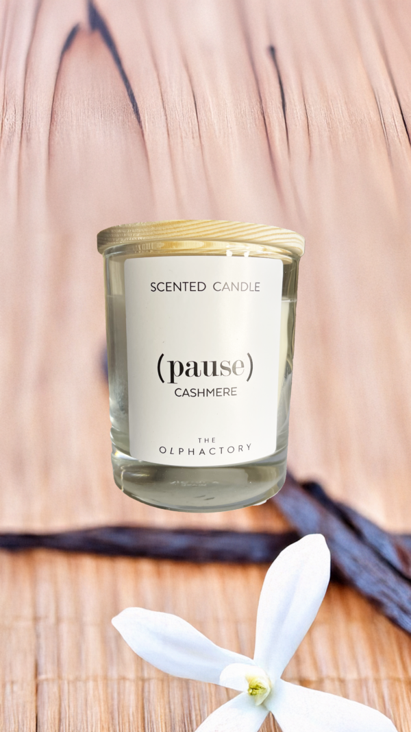 Bougie végétale artisanale parfumée au cashmere, faite à la main avec des ingrédients naturels.