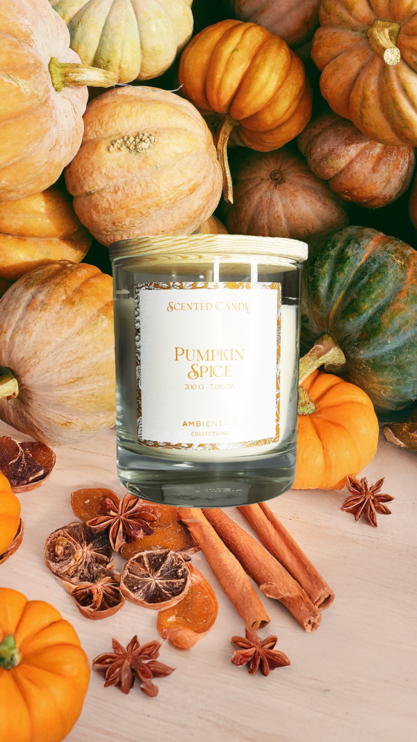Bougie végétale artisanale parfum Pumpkin Spice dans un pot en verre ambré, avec une mèche en coton, entourée d’ingrédients naturels et d’épices d’automne.