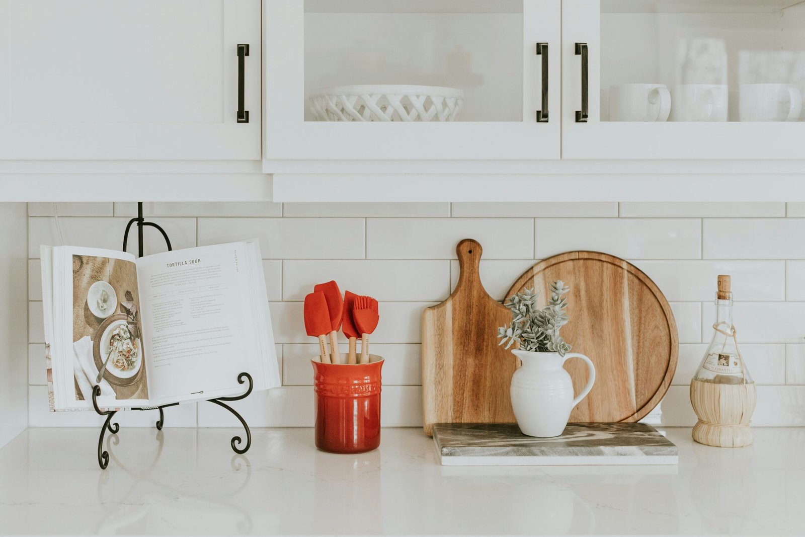 Cuisine moderne blanche et rouge avec îlot central, design élégant et fonctionnel, idéale pour les espaces contemporains