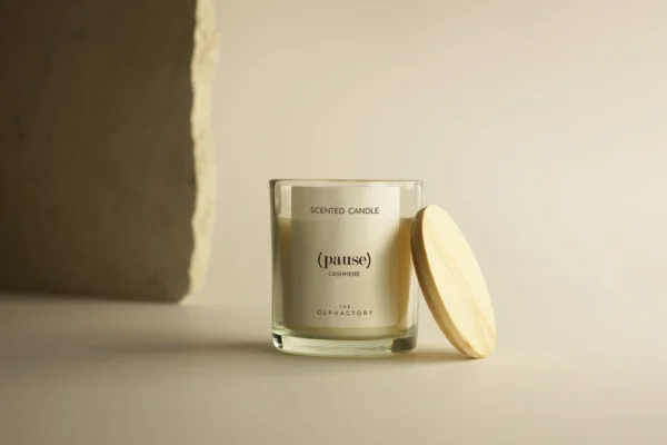 Bougie artisanale en verre parfumée au cashmere, avec un couvercle en bois, idéale pour un cadeau ou pour créer une ambiance chaleureuse
