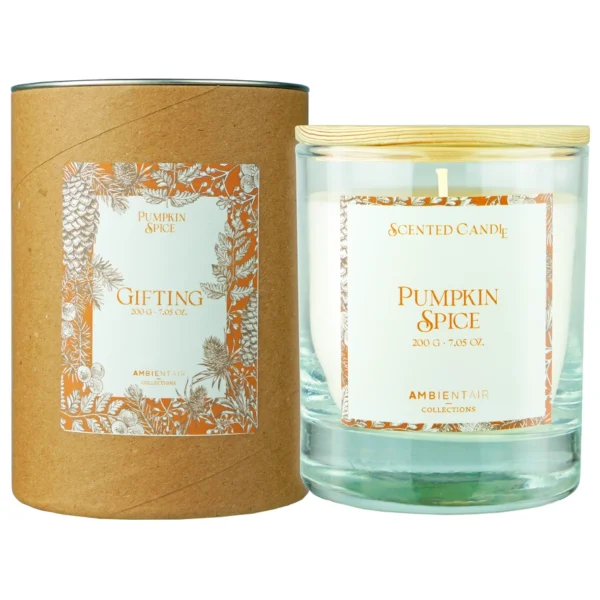 Bougie artisanale parfumée pomme pumpkin spice dans un contenant en verre transparent, étiquetée 'SCENTED CANDLE', avec une cire naturelle de soja de couleur crème